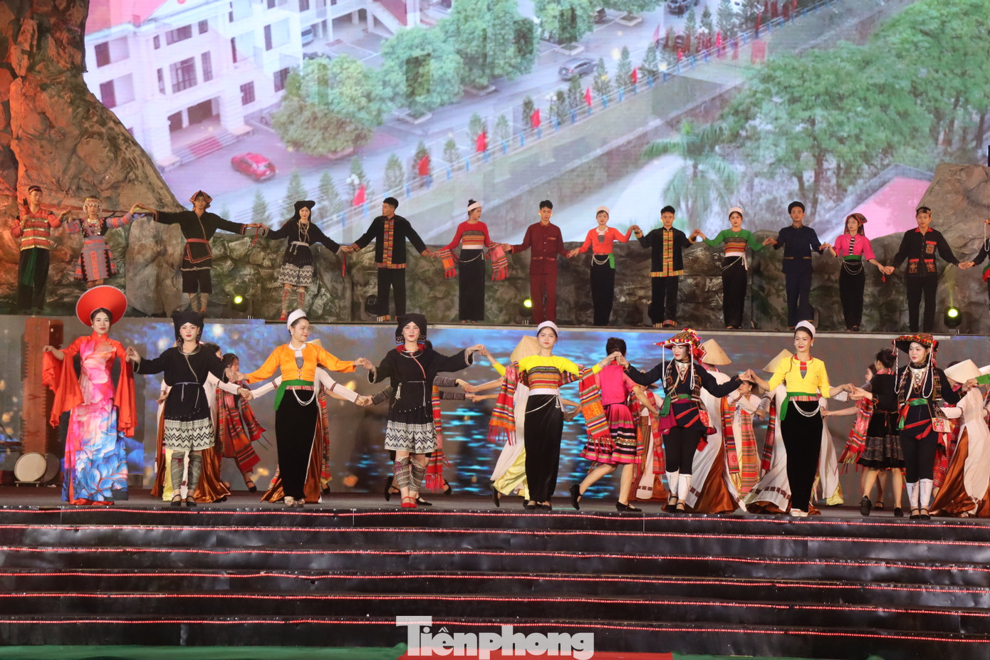 Trang phục dân tộc là nét đẹp văn hóa truyền thống cần giữ gìn, bảo tồn.