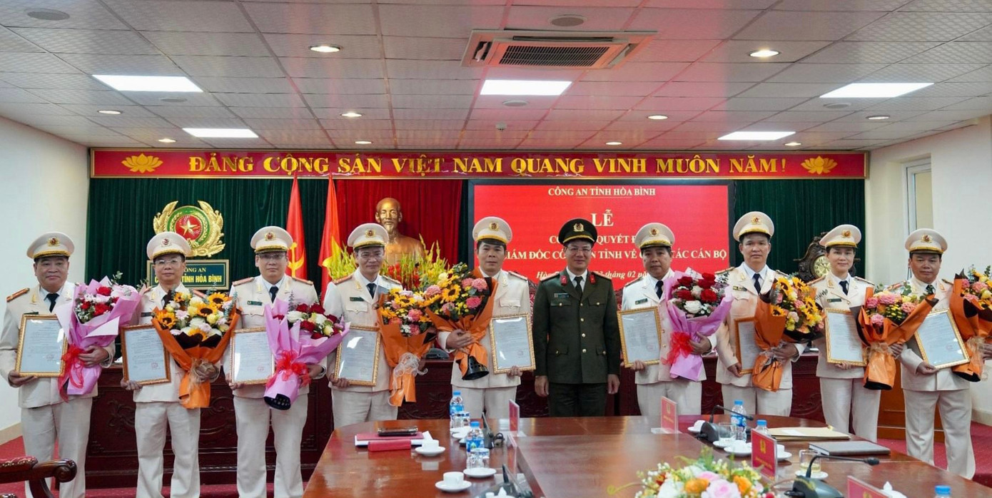 Giám đốc công an tỉnh Hòa Bình trao quyết định điều động cho 9 cán bộ.