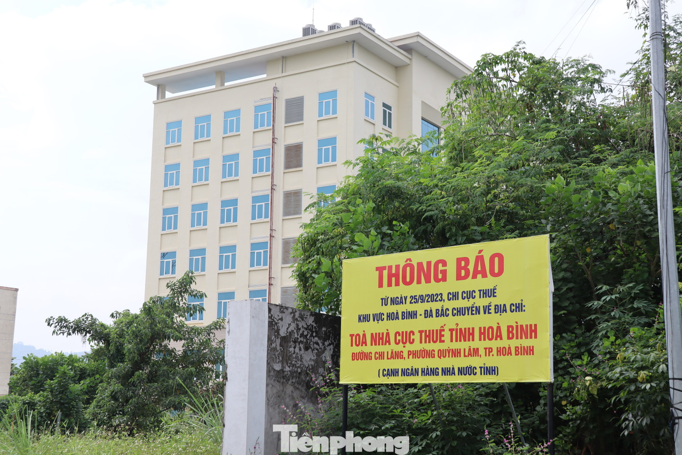 Biển thông báo chuyển địa điểm làm việc.