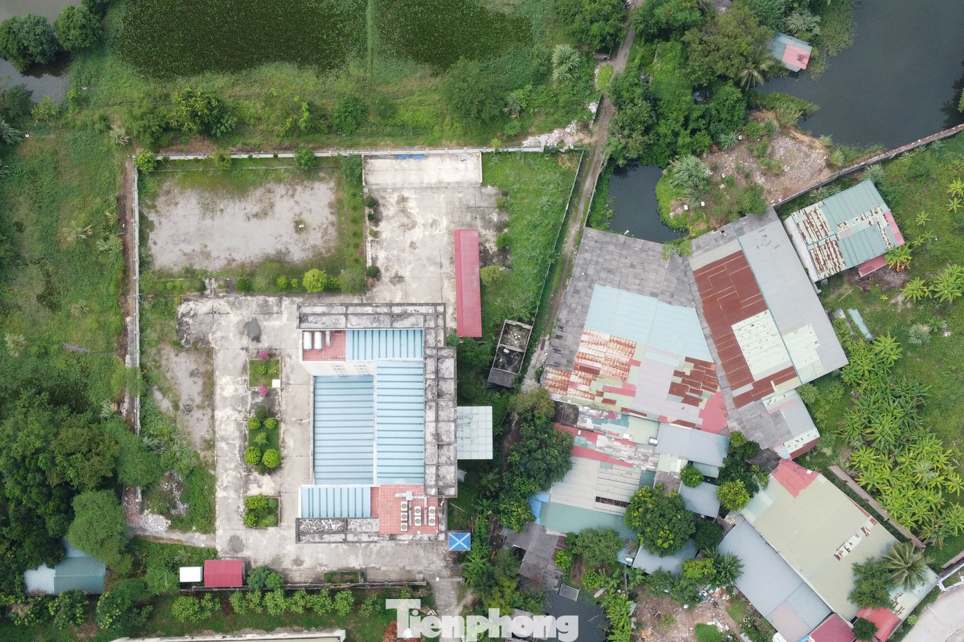 Sảnh trước của Chi Cục thuế bị chặn bởi nhiều nhà dân.