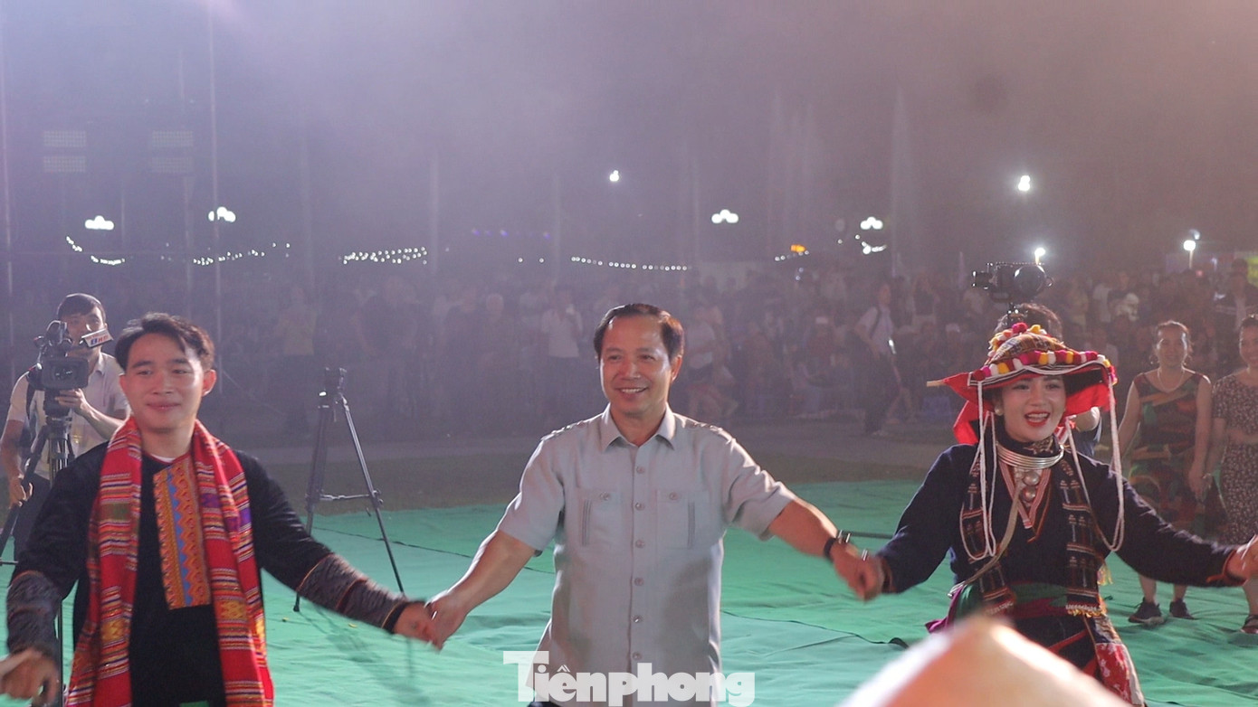 Cuối Chương trình, các đại biểu và du khách tham gia điệu múa xòe của dân tộc Thái thể hiện tinh thần đoàn kết các dân tộc.