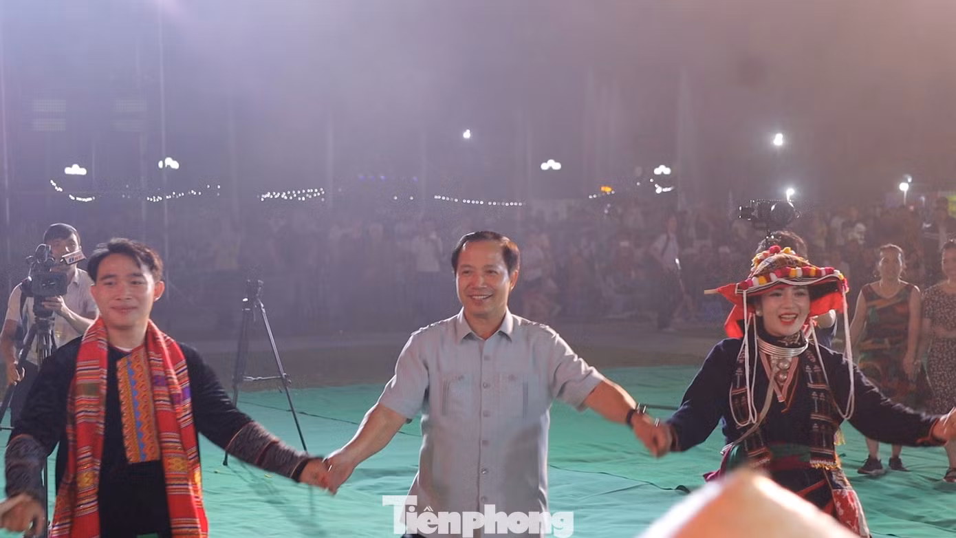 Cuối Chương trình, các đại biểu và du khách tham gia điệu múa xòe của dân tộc Thái thể hiện tinh thần đoàn kết các dân tộc.