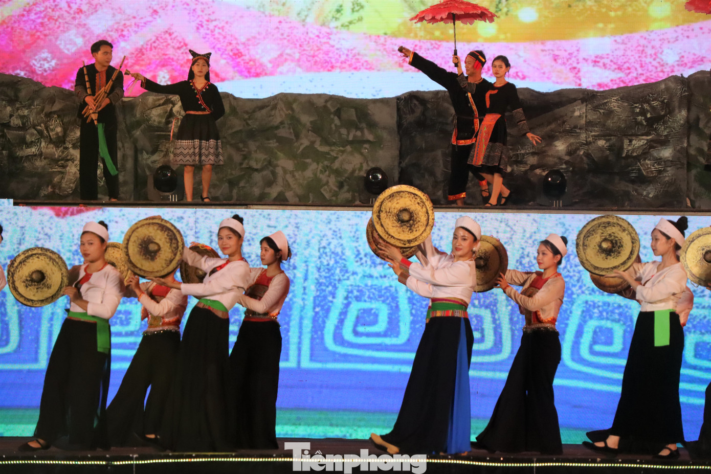 Trong chương trình, 120 diễn viên đã trình diễn trang phục truyền thống các dân tộc tỉnh Hòa Bình, mở đầu là dân tộc Mường, tiếp đến là các dân tộc Thái, Dao, Tày, Mông, Kinh.