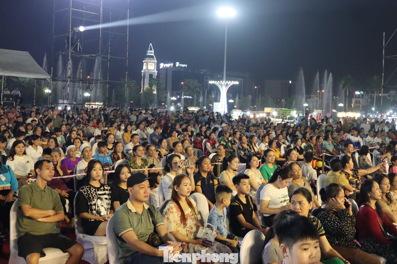 Trong đêm trình diễn, chương trình đã thu hút hàng nghìn người dân và du khách tới thưởng thức.