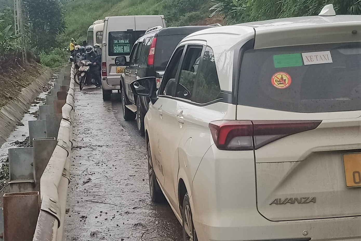 Đây là tuyến đường huyết mạch dẫn đến các huyện Sông Mã, Sốp Cộp nên có lượng lớn phương tiện bị ùn tắc.