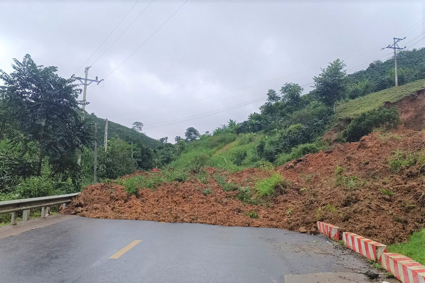 Hơn 1.000 m3 đất đá tràn ra đường tại Km14+500 quốc lộ 4G, đoạn qua bản Nà Viền, xã Chiềng Kheo, huyện Mai Sơn.