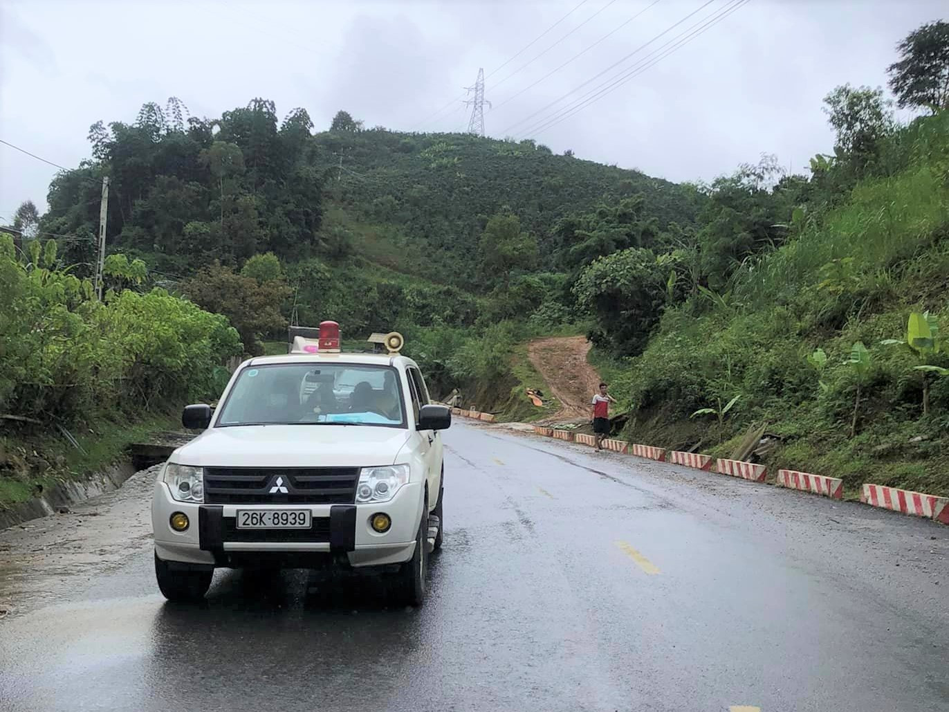 Cơ quan chức năng sau đó có mặt tại điểm sạt lở để khắc phục hậu quả và đảm bảo giao thông.