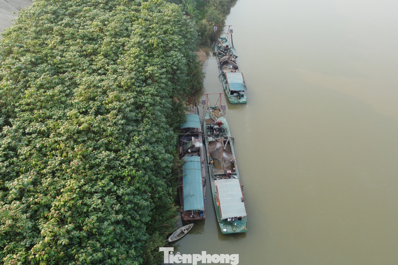 3 tàu đang bơm cát lên bãi tập kết ngày 26/12. 3 tàu đang bơm cát lên bãi tập kết ngày 26/12.