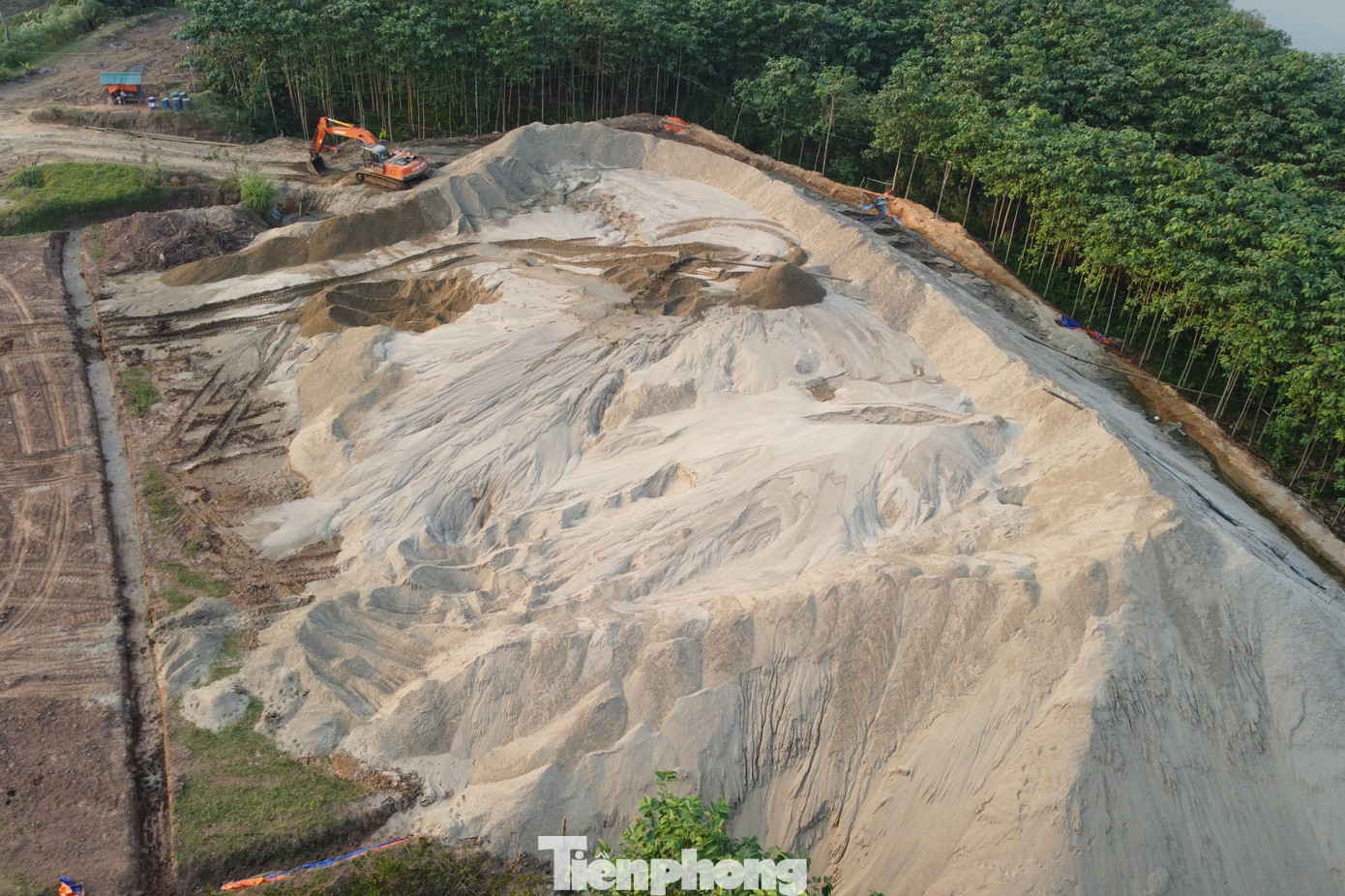 Ngày 26/12, hoạt động khai thác cát của Công ty Linh Nam vẫn diễn ra công khai. Ảnh: Trần Trọng. Ngày 26/12, hoạt động khai thác cát của Công ty Linh Nam vẫn diễn ra công khai. Ảnh: Trần Trọng.