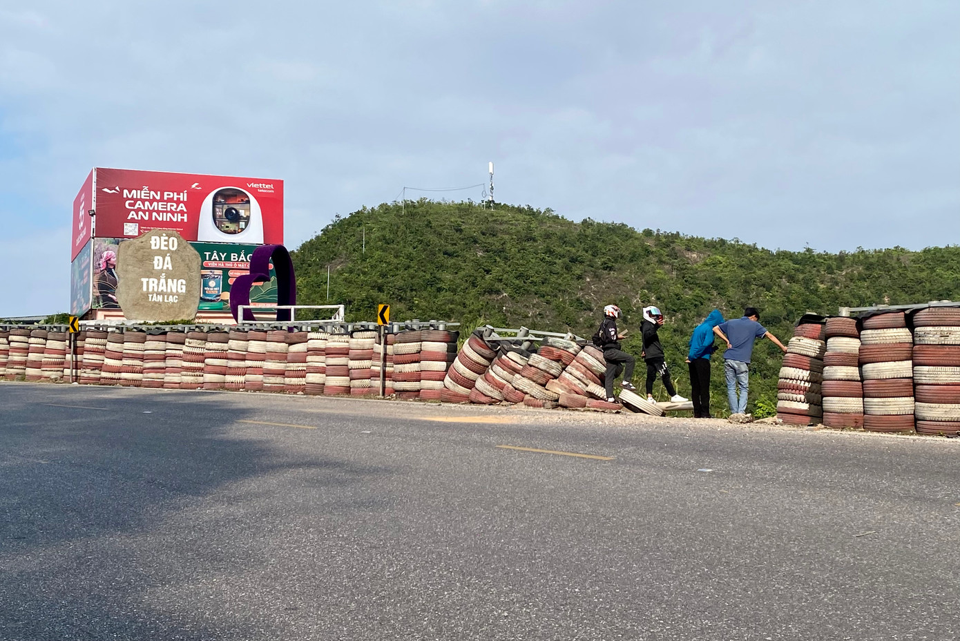 Hàng rào cột lốp và hộ lan bị xe gặp nạn đâm gây hư hỏng.