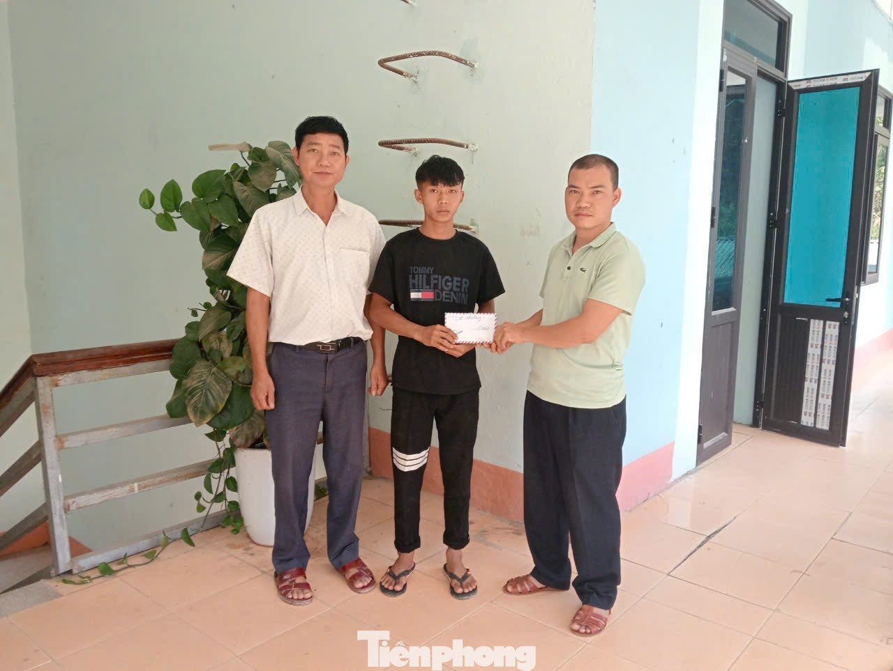 Ông Giàng Mí Thà nhận phần quà hỗ trợ đến từ bạn đọc Báo Tiền Phong.