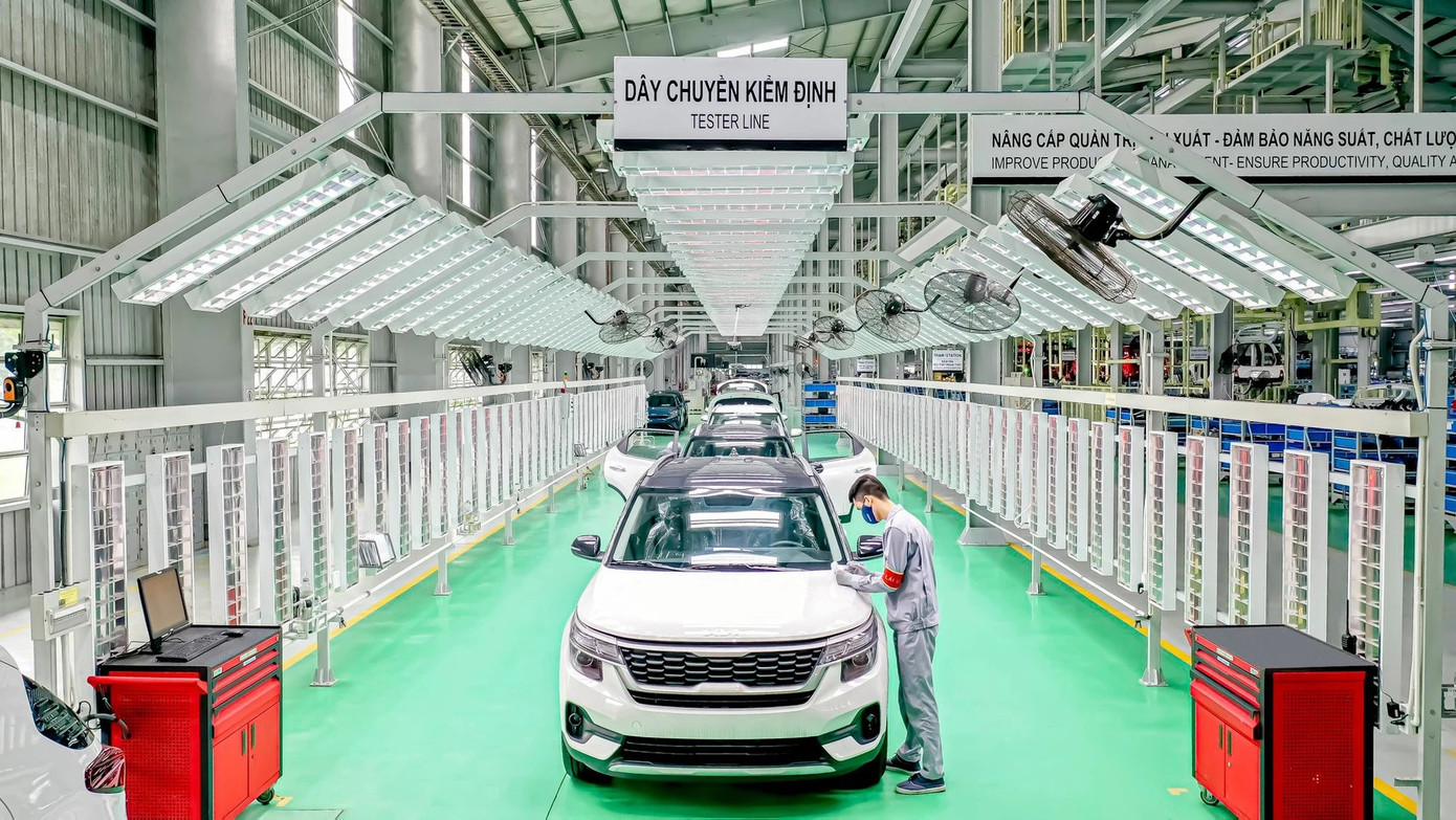 Lắp ráp ô tô nhãn hiệu Kia tại nhà máy Thaco Kia trong khu kinh tế Chu Lai, tỉnh Quảng Nam.