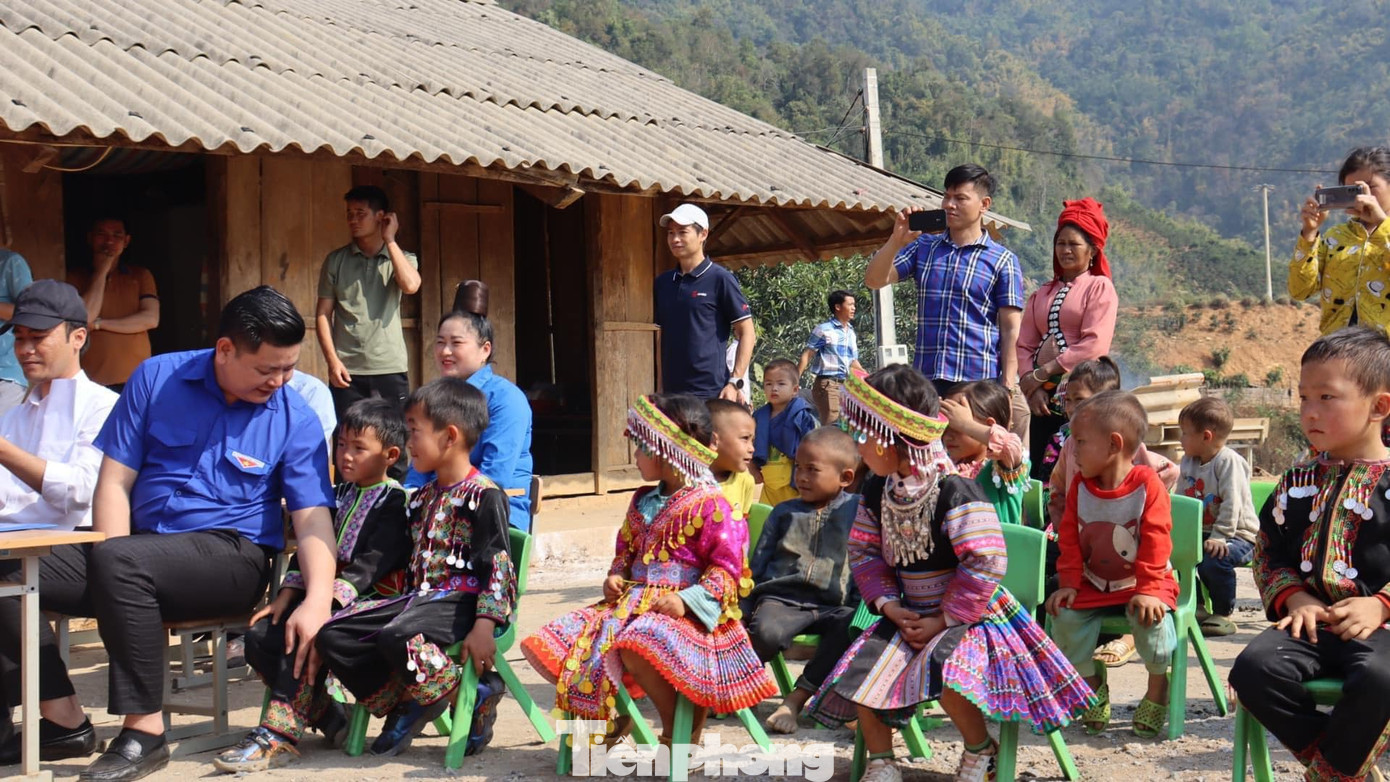 Được biết, Huổi Thướn là một trong những điểm trường khó khăn trên địa bàn huyện Mai Sơn. Tại đây, các em nhỏ học tập trong một căn nhà làm bằng gỗ, nền đất và lợp bằng tấm fibro xi măng.