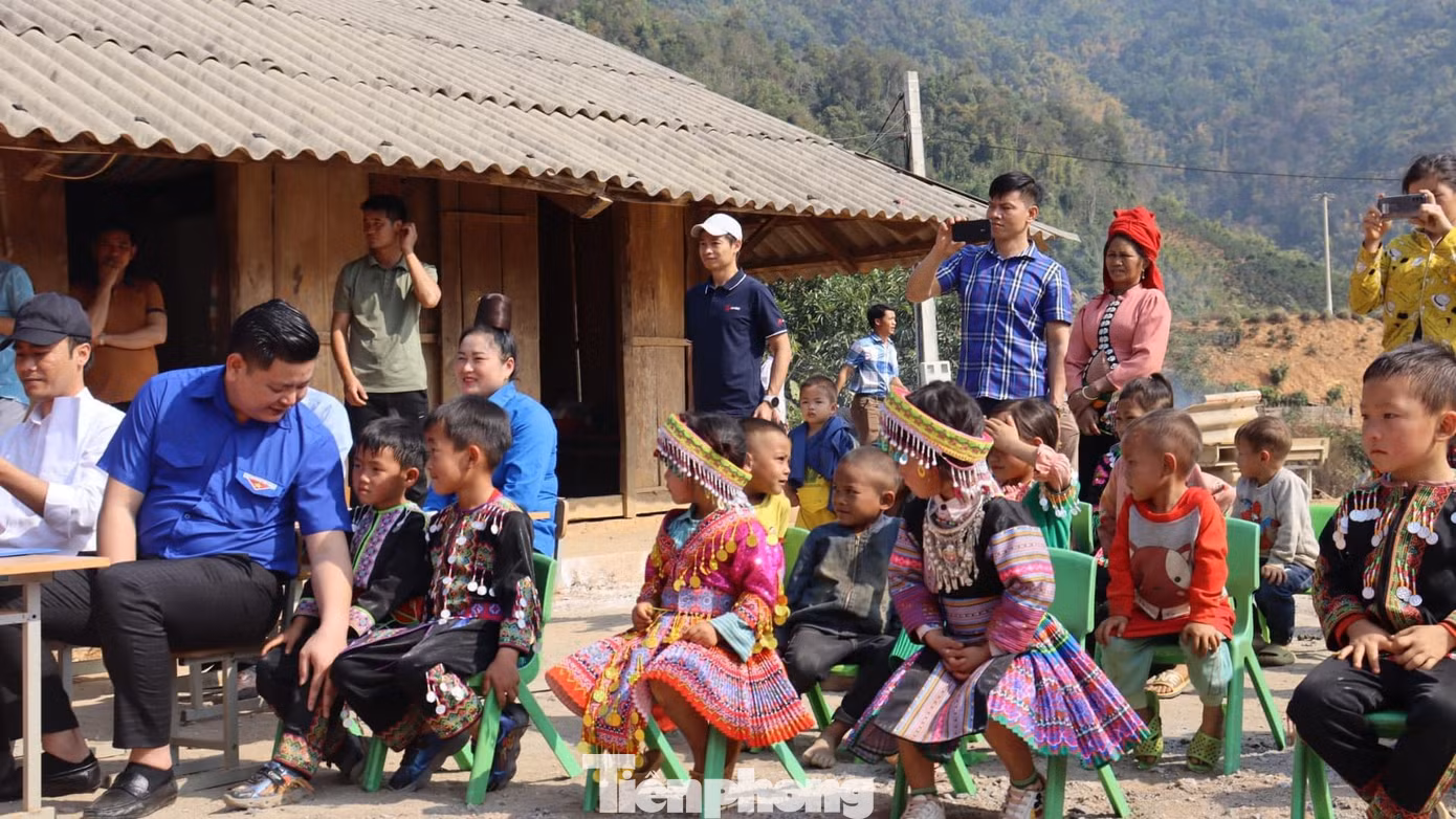 Được biết, Huổi Thướn là một trong những điểm trường khó khăn trên địa bàn huyện Mai Sơn. Tại đây, các em nhỏ học tập trong một căn nhà làm bằng gỗ, nền đất và lợp bằng tấm fibro xi măng.