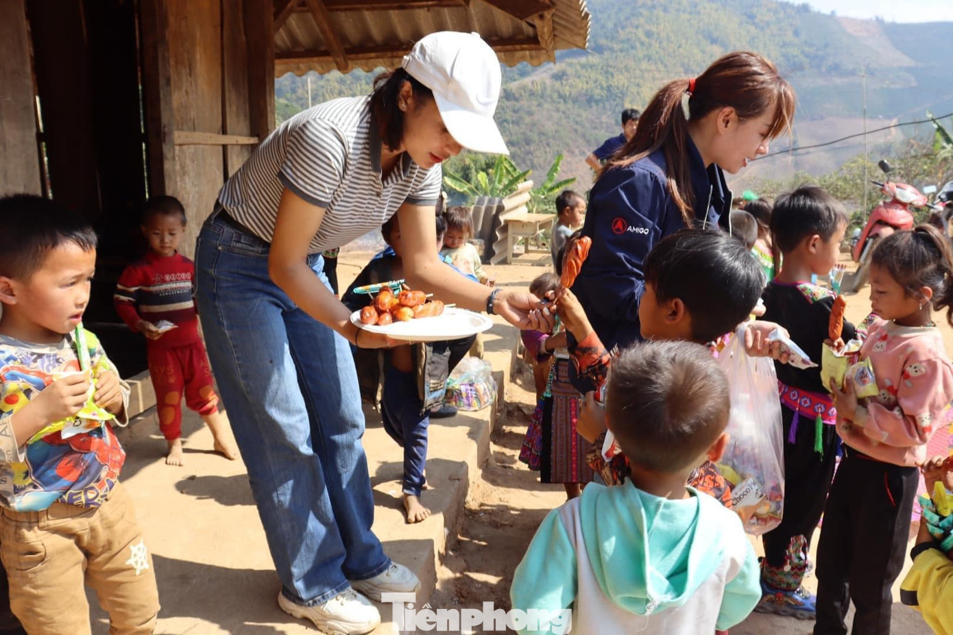 Tại đây, các em nhỏ còn được nhận nhiều phần quà đến từ chương trình.