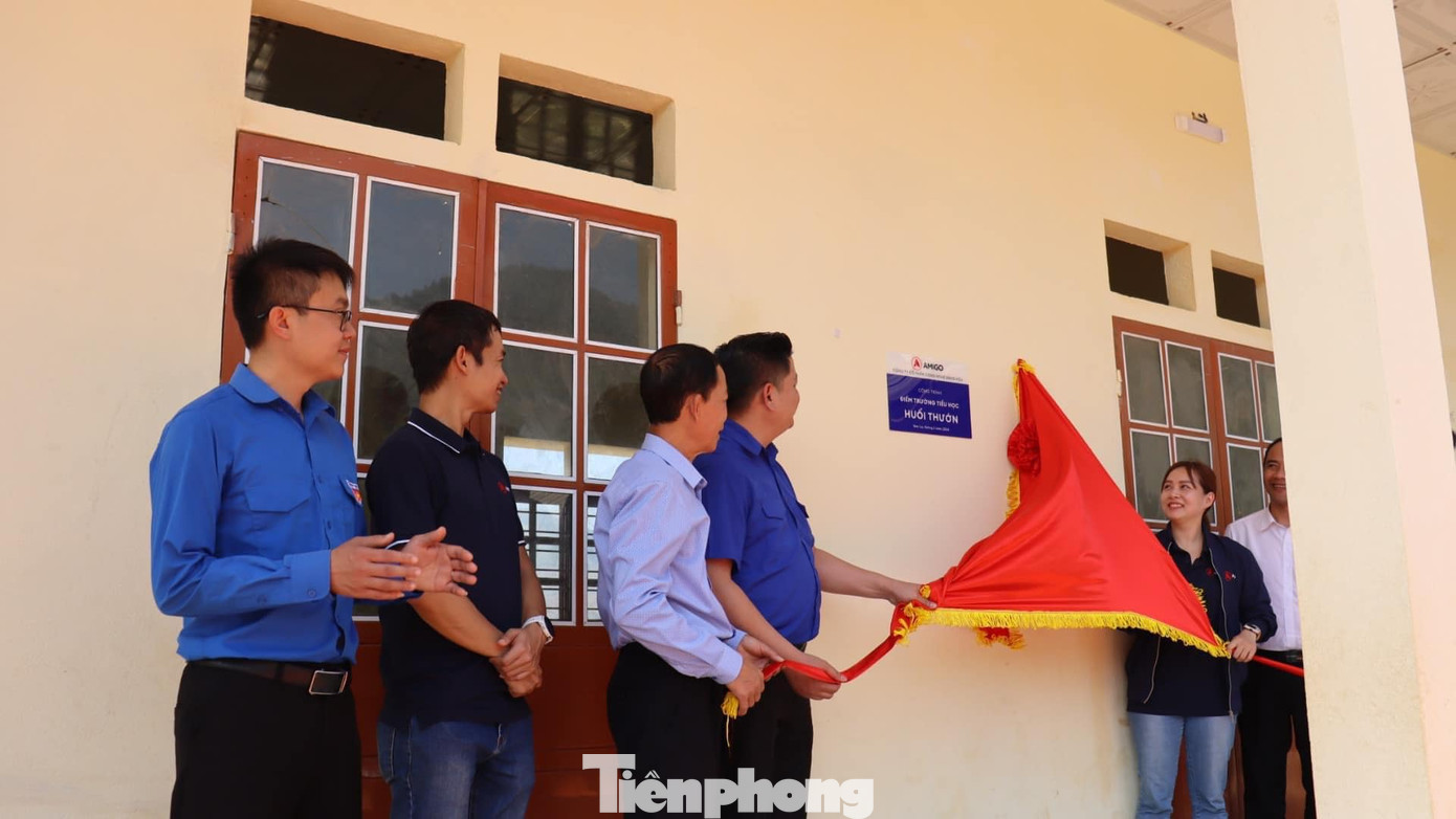 Lãnh đạo Tỉnh Đoàn Sơn La và nhà tài trợ kéo băng gắn biển công trình Điểm trường tiểu học Huổi Thướn.