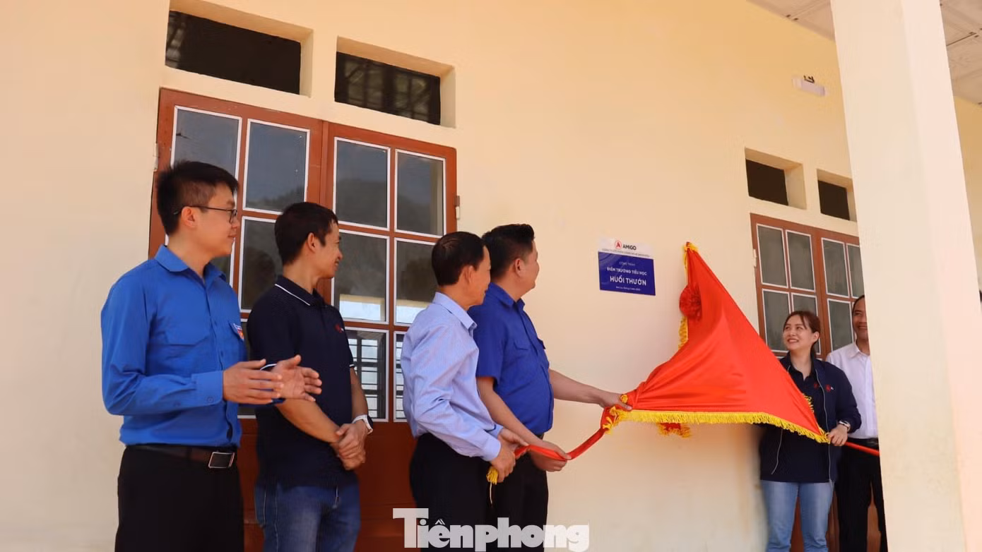 Lãnh đạo Tỉnh Đoàn Sơn La và nhà tài trợ kéo băng gắn biển công trình Điểm trường tiểu học Huổi Thướn.