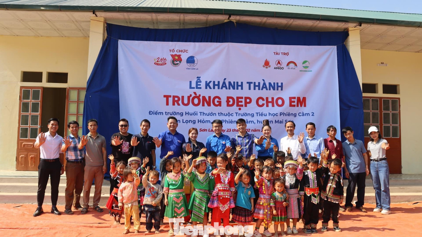 Tham dự chương trình có anh Lò Mạnh Cường - Phó Bí thư Tỉnh Đoàn Sơn La; chị Nguyễn Phương Thuỷ - Đại diện đơn vị tài trợ Công ty cổ phần công nghệ Bằng Hữu; anh Lò Đức Ngọc - Bí thư Huyện Đoàn Mai Sơn cùng thầy cô giáo và các em học sinh tại điểm trường Huổi Thướn.