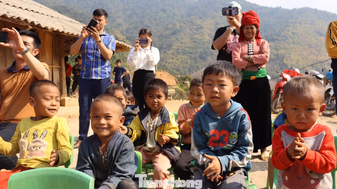 Các em học sinh vui mừng khi có lớp học mới.