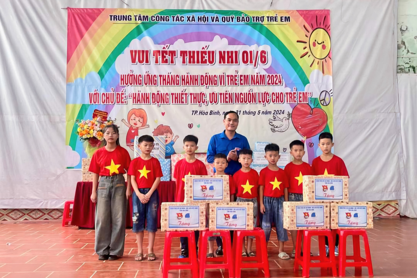 Tỉnh Đoàn Hòa Bình tặng em suất quà cho các em có hoàn cảnh đặc biệt. Tỉnh Đoàn Hòa Bình tặng em suất quà cho các em có hoàn cảnh đặc biệt.