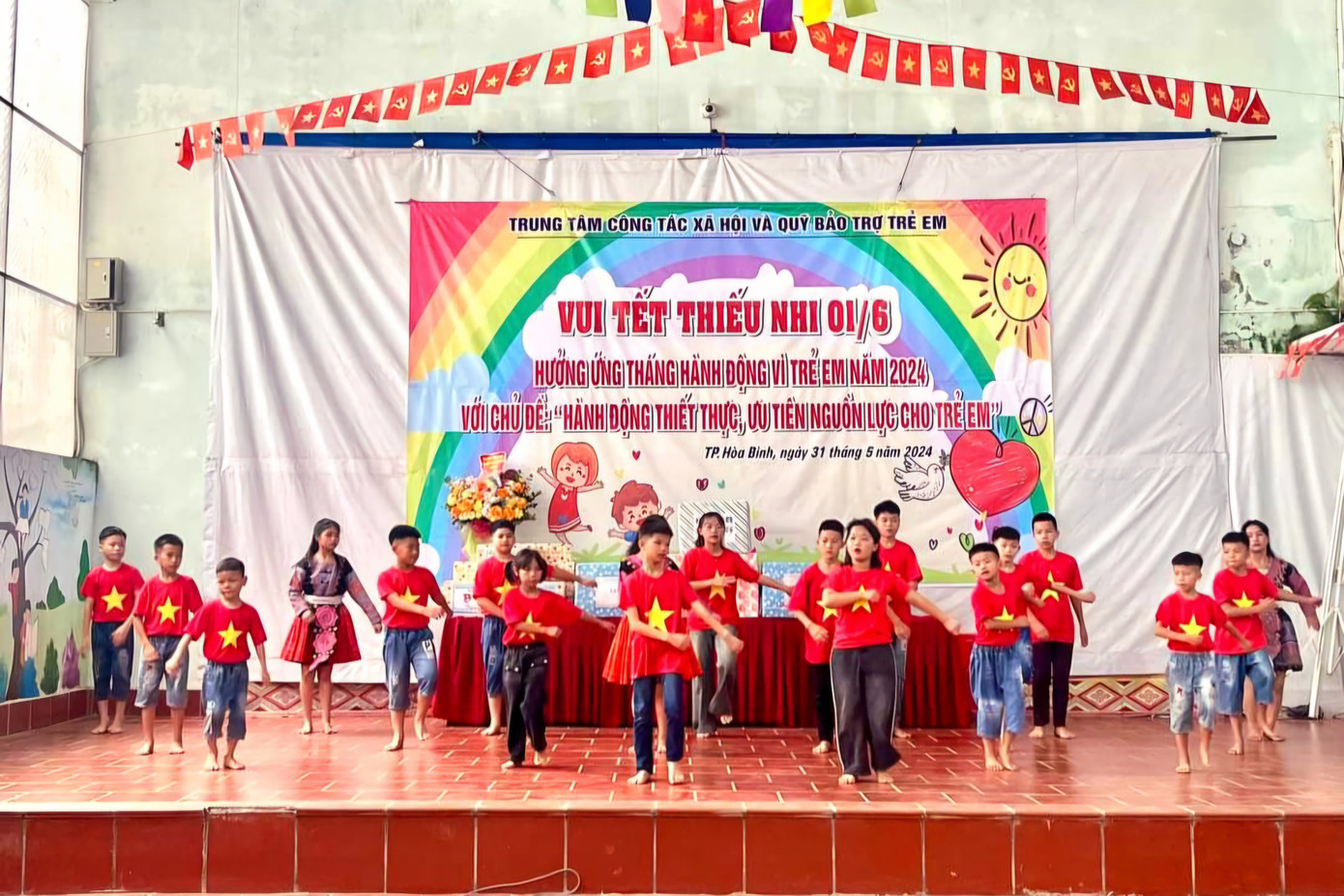 Các em nhỏ tại Trung tâm công tác xã hội và Quỹ bảo trợ trẻ em tỉnh Hòa Bình vui Tết thiếu nhi. Các em nhỏ tại Trung tâm công tác xã hội và Quỹ bảo trợ trẻ em tỉnh Hòa Bình vui Tết thiếu nhi.