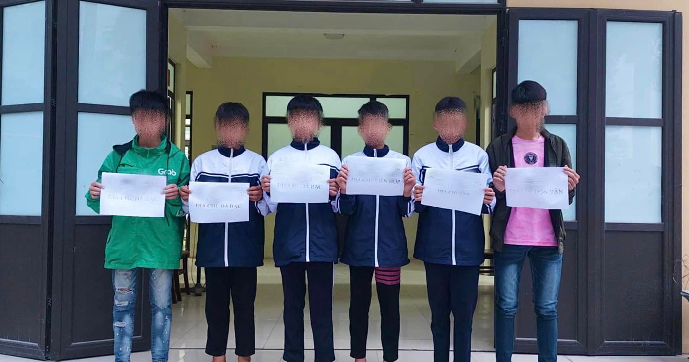 Nhóm thanh thiếu niên bị triệu tập tại cơ quan công an. Ảnh: CACC Nhóm thanh thiếu niên bị triệu tập tại cơ quan công an. Ảnh: CACC