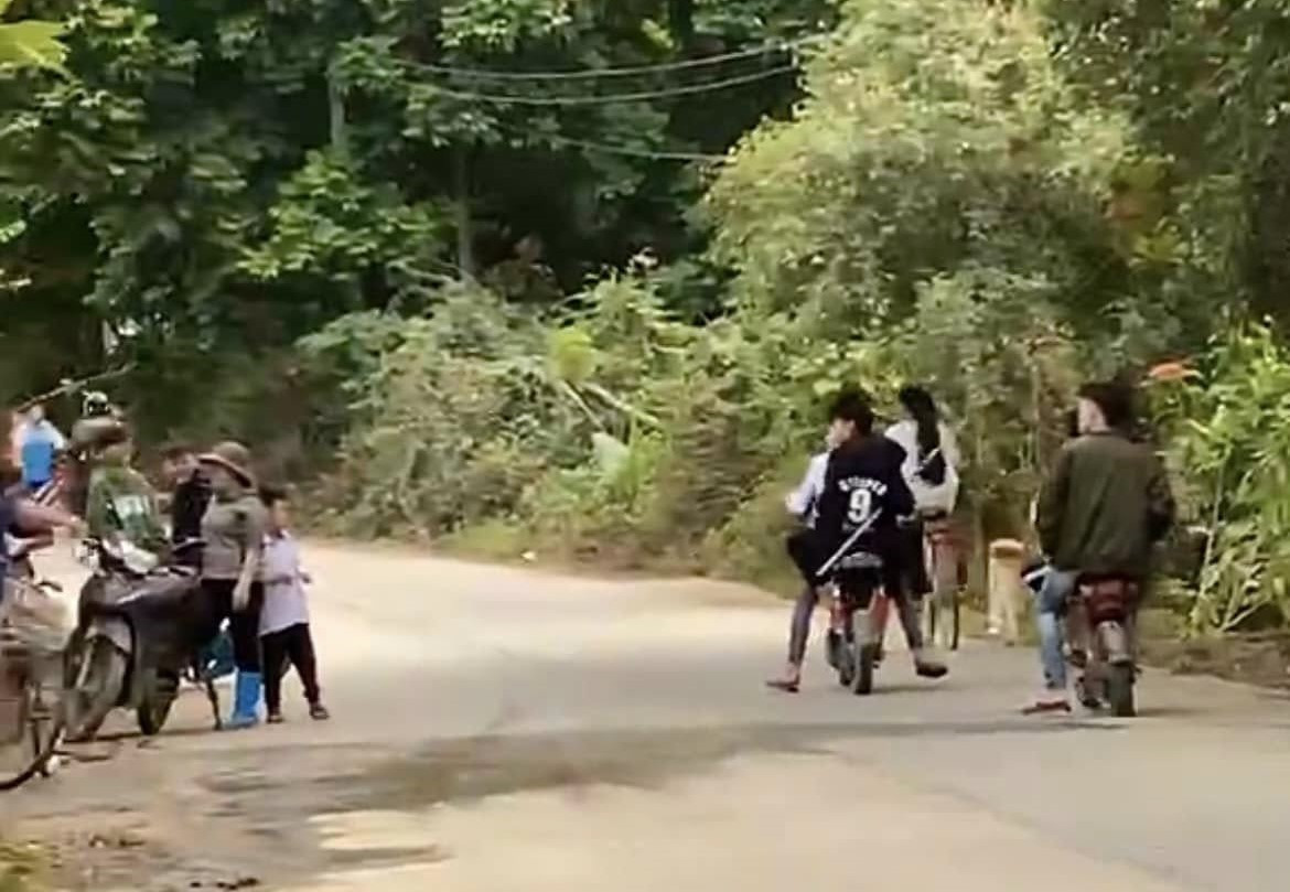 Hình ảnh 6 thiếu niên cầm theo dao "phóng lợn" đi giải quyết mâu thuẫn. Ảnh: CACC Hình ảnh 6 thiếu niên cầm theo dao "phóng lợn" đi giải quyết mâu thuẫn. Ảnh: CACC