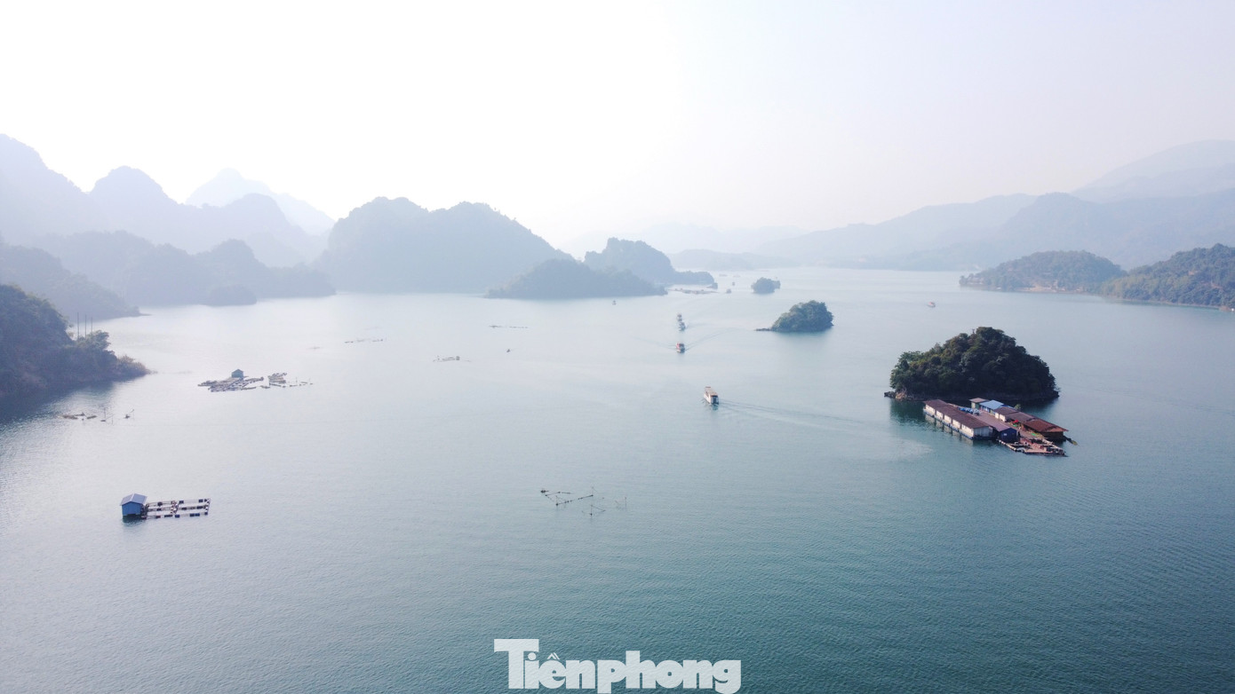 Rời bến cảng, trên con thuyền lớn lênh đênh trên sóng nước, du khách được chiêm ngưỡng cảnh sắc hùng vĩ của núi non dọc hành trình đến đền Chúa Thác Bờ.