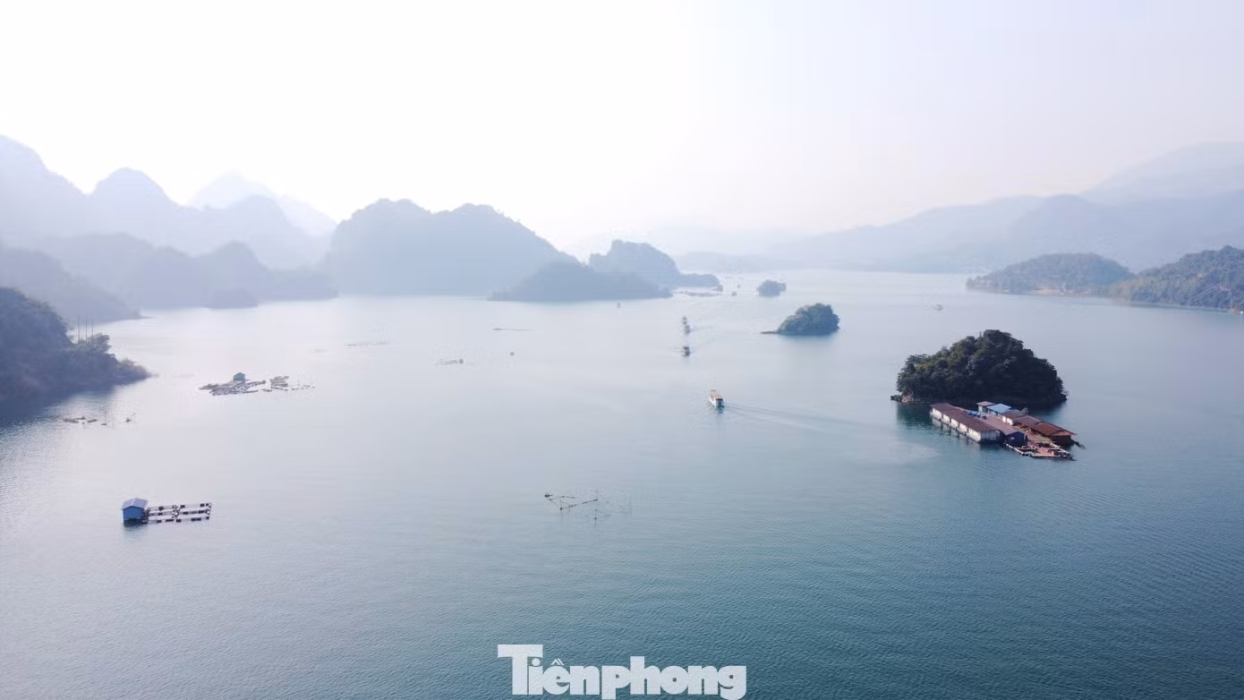 Rời bến cảng, trên con thuyền lớn lênh đênh trên sóng nước, du khách được chiêm ngưỡng cảnh sắc hùng vĩ của núi non dọc hành trình đến đền Chúa Thác Bờ.