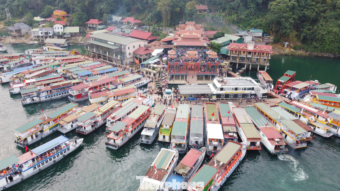 Dù mới chỉ 7h30 nhưng đã có gần 100 chiếc tàu đã neo đậu phía trước đền.