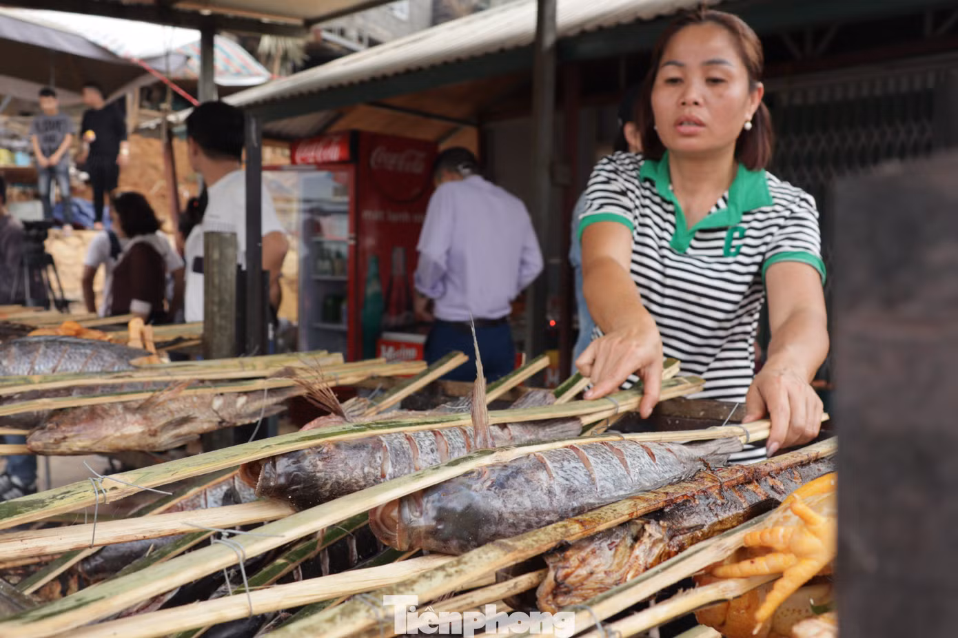 Du khách khi đến đây còn được thưởng thức nhiều loại đặc sản chỉ có tại lòng hồ Hòa Bình.