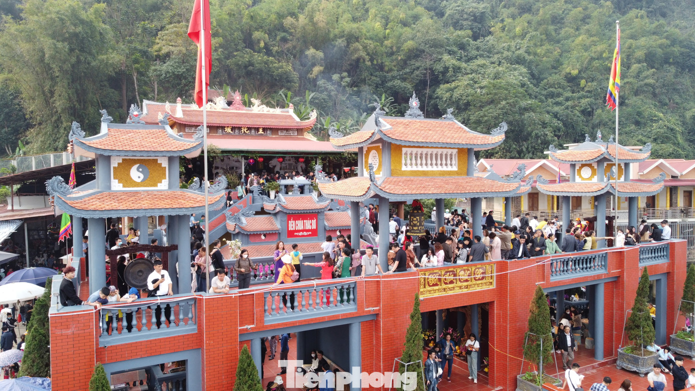 Nơi thu hút lượng lớn du khách khi về đây là đền Chúa Thác Bờ, đặc biệt trong những ngày đầu năm.