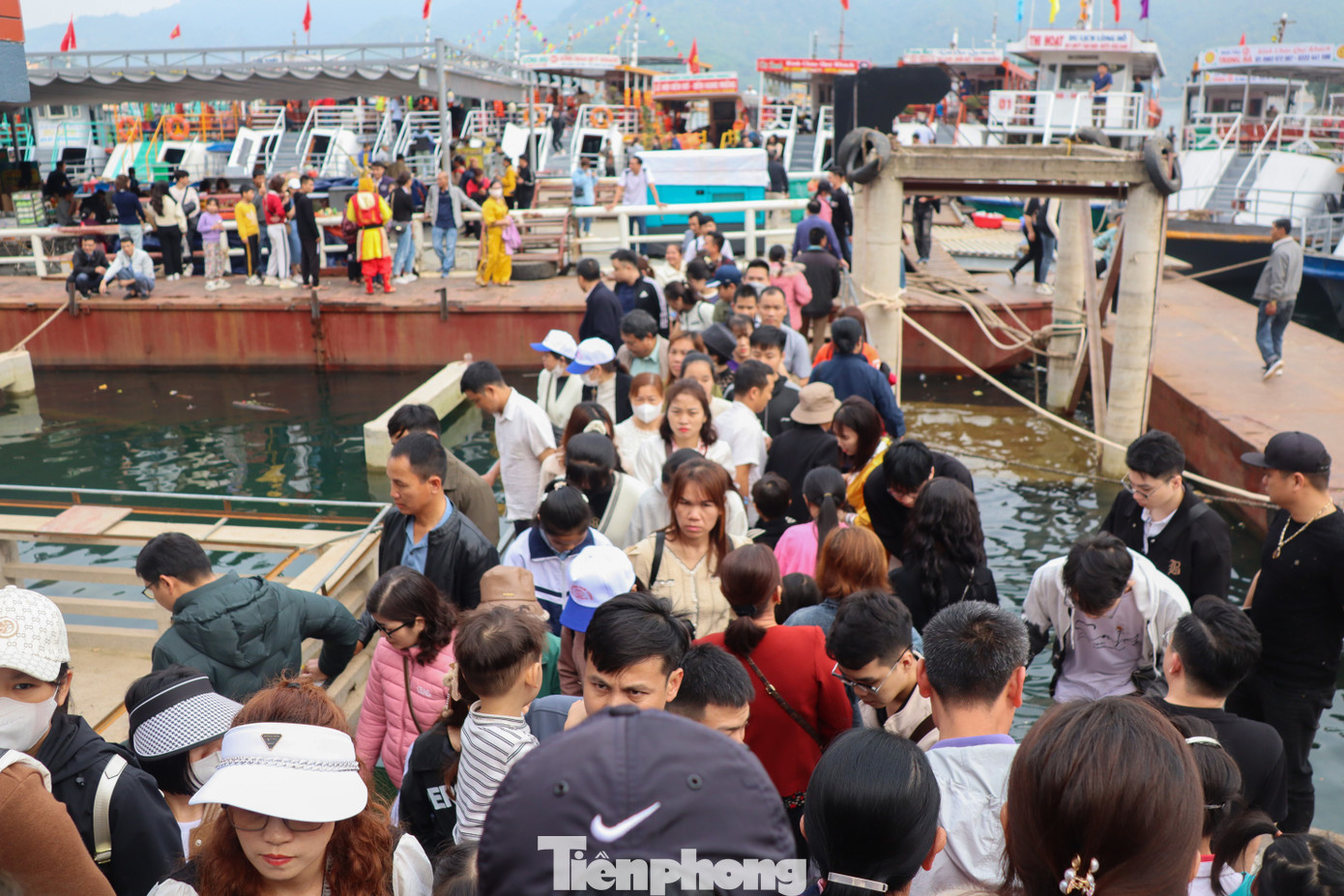 Chị Nguyễn Ngọc Anh (32 tuổi, trú tại tỉnh Hưng Yên) cho hay: “Trong những năm gần đây, gia đình chúng tôi đã chọn đền Chúa Thác Bờ là địa điểm tham quan và dâng hương, cầu may dịp đầu xuân. Để có thể đến đây lúc 7h sáng, tôi và mọi người đã phải xuất phát từ 5h”.