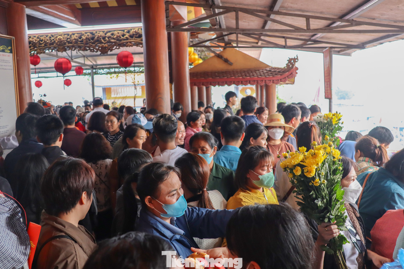 Ông Bùi Xuân Trường - Phó Giám đốc Sở VH-TT&DL tỉnh Hoà Bình, thông tin, lượng du khách đến đền Chúa Thác Bờ trong năm năm lớn nhờ thời tiết thuận lợi. Cao điểm có những ngày điểm du lịch tâm linh này đón 4.000 du khách. Dự kiến du khách đến hồ Hòa Bình sẽ còn đông cho đến hết tháng 3 âm lịch.