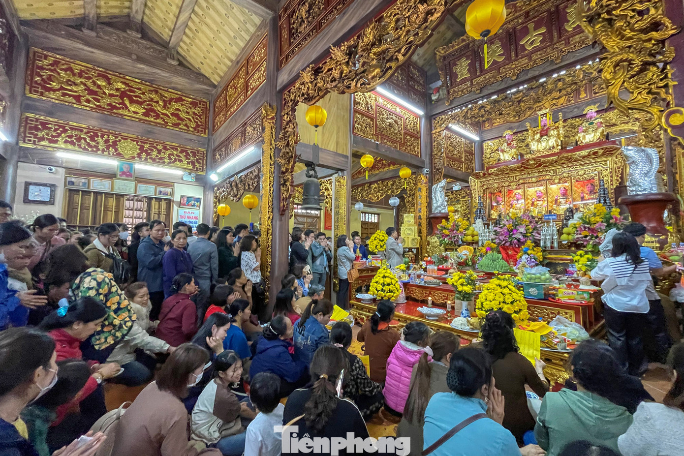 Bên trong điện thờ chật kín người hành hương.