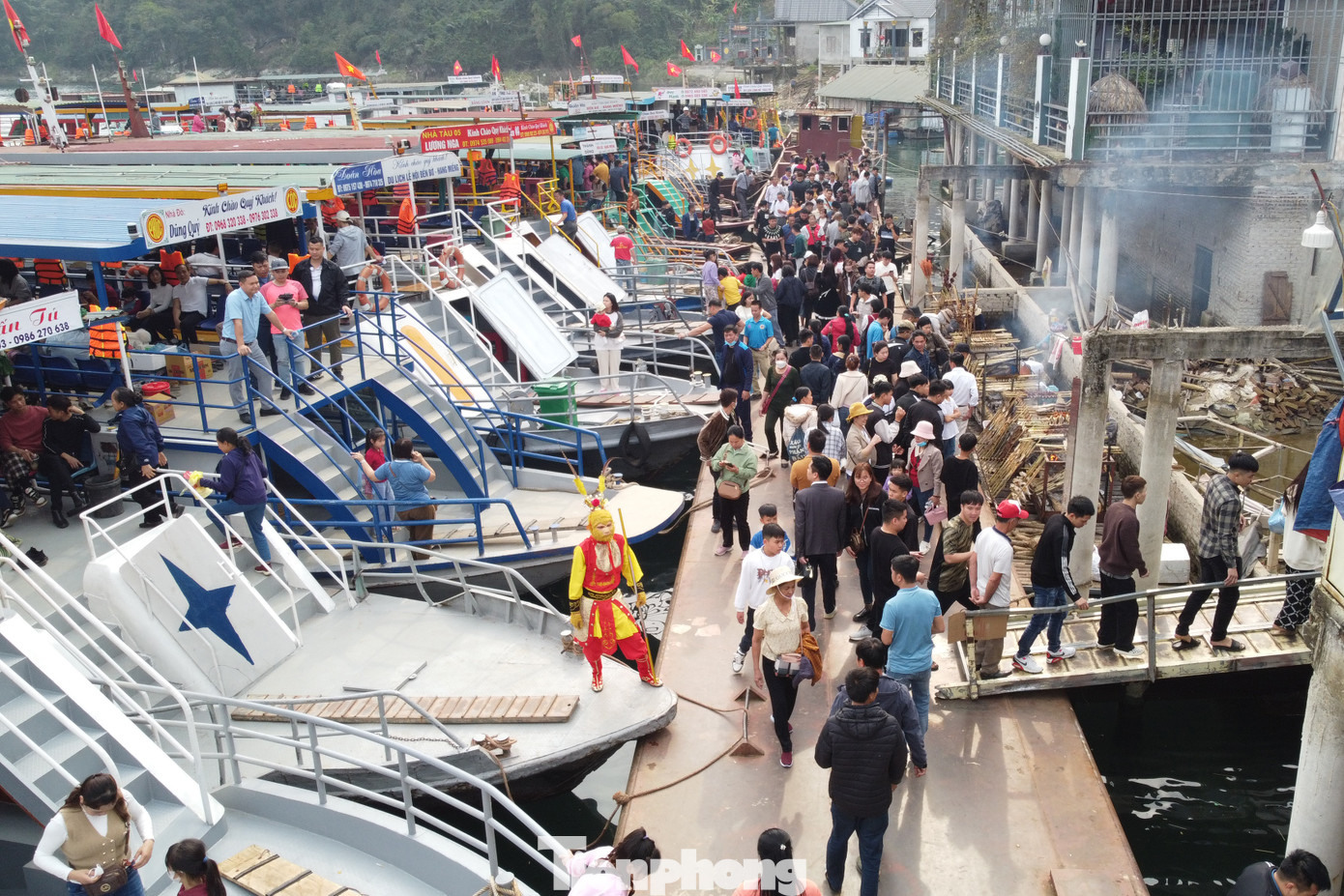 PV báo Tiền Phong ghi nhận trong ngày 18 và 19/2 (tức mùng 9 và mùng 10 tháng Giêng), khu vực cảng Thung Nai tấp nập khách thập phương.