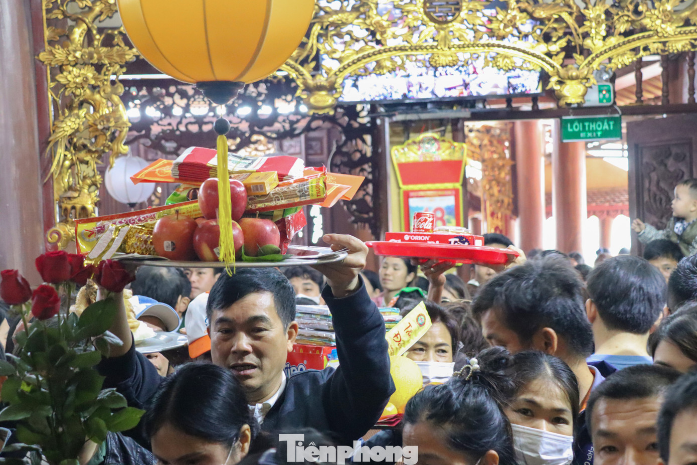 Mâm lễ cúng được gia chủ dâng lên.