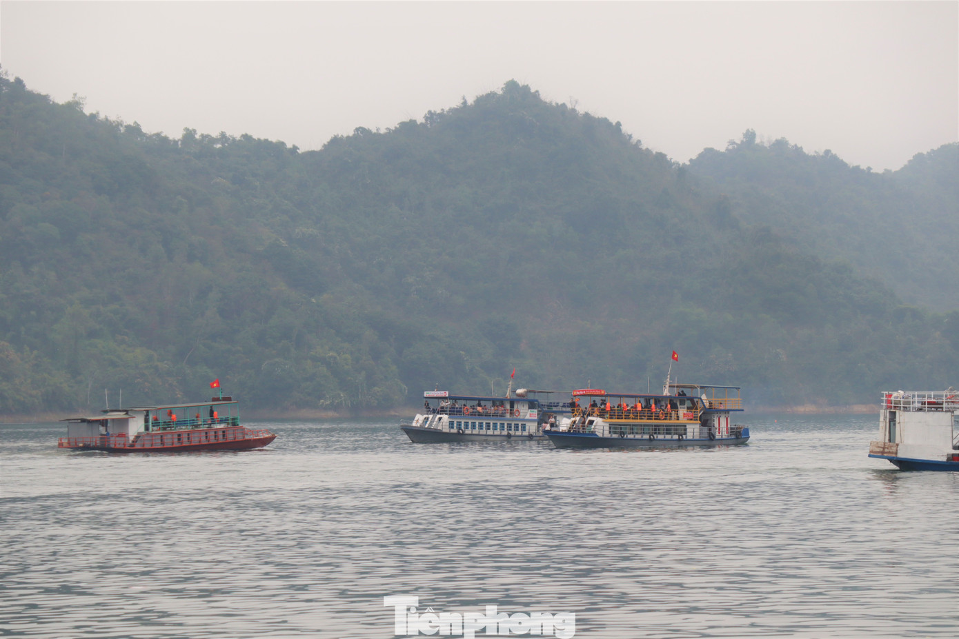 Theo anh Dũng (một chủ thuyền tại cảng Thung Nai) cho hay: “Sau Tết Nguyên đán, khách du lịch đến với hồ Hòa Bình rất đông, đặc biệt là trong những ngày cuối tuần. Nhiều nhà thuyền ở đây cũng đã kín lịch từ sau Tết đến hết tháng Giêng. Giá thuê tàu thuyền năm nay cũng cao hơn các năm trước nên chúng tôi rất phấn khởi”.