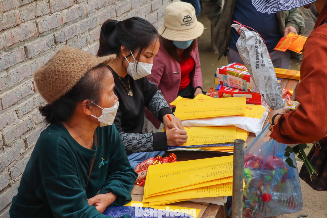 Một số người viết sớ để trình bày nguyện vọng, nguyện ước của mình kính gửi lên các bậc thần linh.