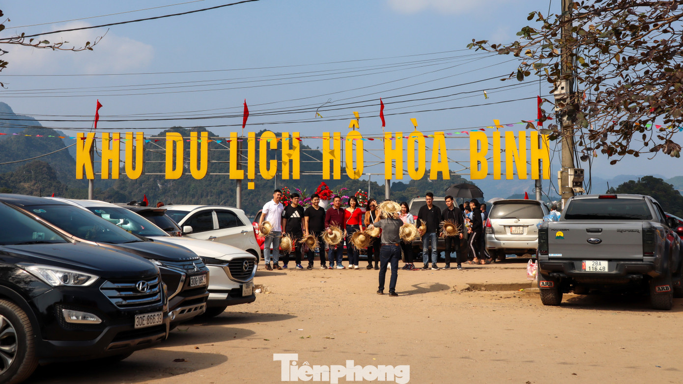 Ngoài ra, tại vùng lòng hồ còn có các địa điểm tham quan, du lịch, nghỉ dưỡng, trải nghiệm hay tâm linh khác được du khách lựa chọn.