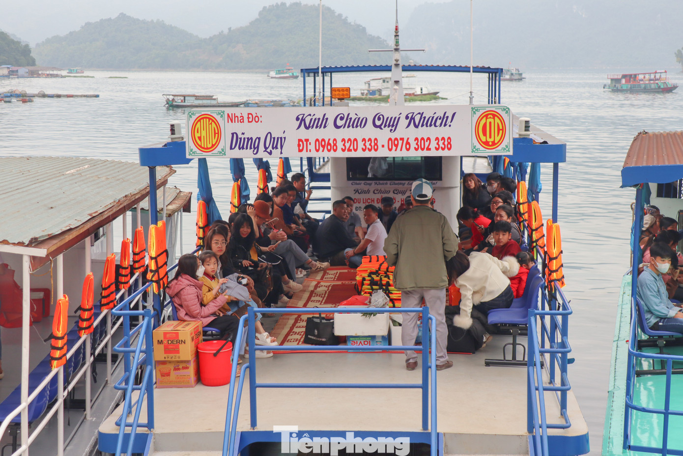 Du khách cũng được tham gia các hoạt động văn nghệ, ngồi ăn giữa mênh mông sông nước, nghỉ dưỡng tại nhiều địa điểm trong quần thể đảo của lòng hồ.