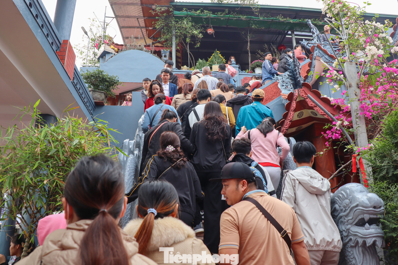 Dòng người hành hương chen chân di chuyển từ tàu lên khu vực điện thờ.