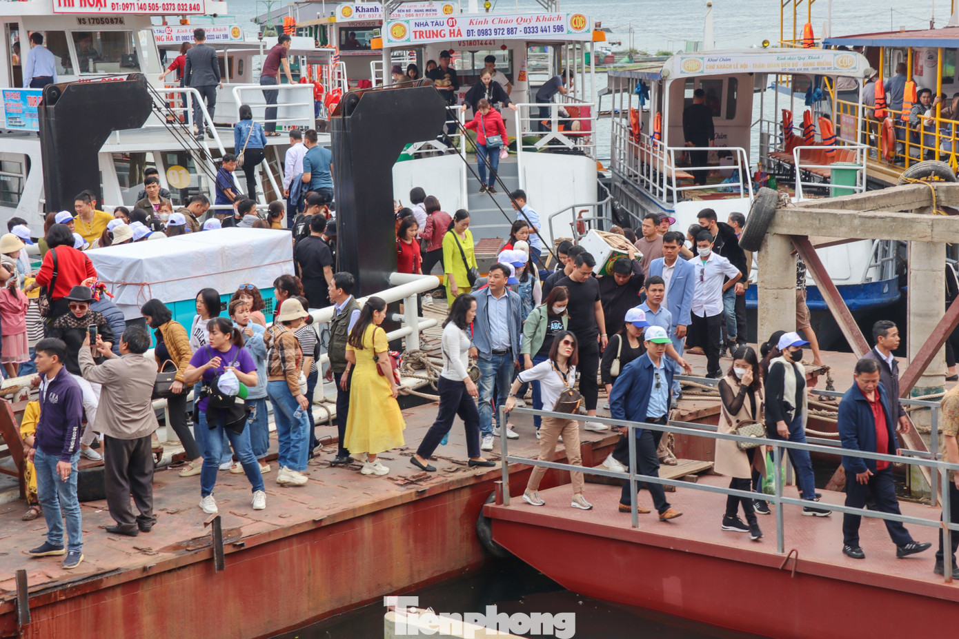 Đến buổi trưa, dòng người đổ về đền Chúa Thác Bờ vẫn chưa dừng lại.