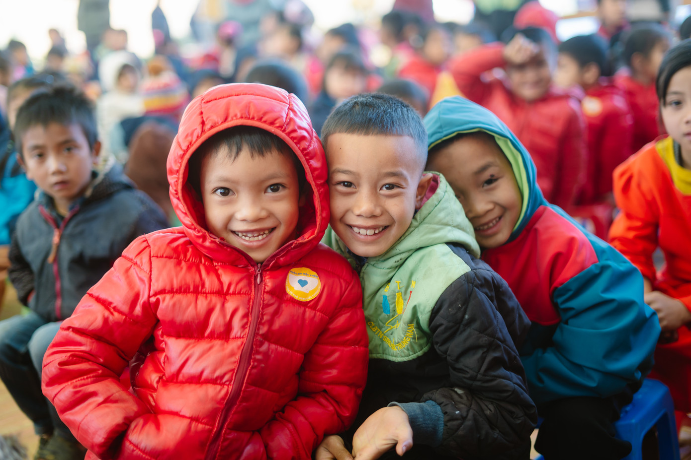 Những trò chơi sôi động, những ánh mắt háo hức đã khiến cái lạnh mùa đông dường như tan biến, nhường chỗ cho sự ấm áp và hạnh phúc.