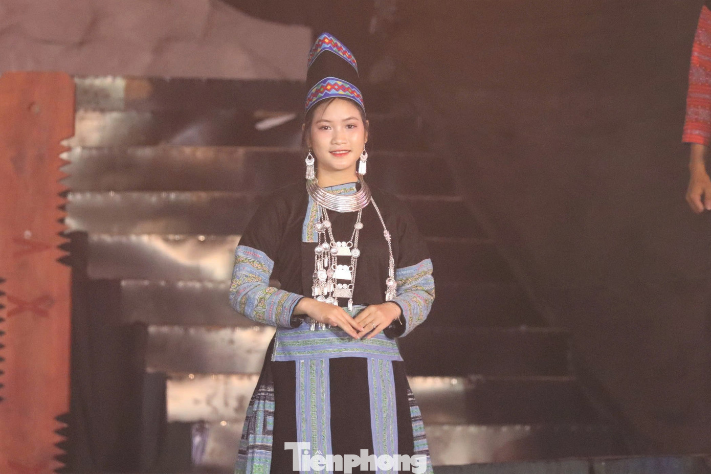 Trang phục truyền thống của người Mông tỉnh Hòa Bình được sử dụng nhiều kỹ thuật thủ công và kỹ thuật tạo hình hoa văn độc đáo. Đó là kỹ thuật thêu, dệt, ghép vải, ghép kim loại, kỹ thuật in sáp ong. Sự phong phú về kỹ thuật không chỉ phản ánh giá trị của trang phục mà còn phản ánh trình độ sáng tạo, kỹ thuật thủ công và khả năng thẩm mỹ.