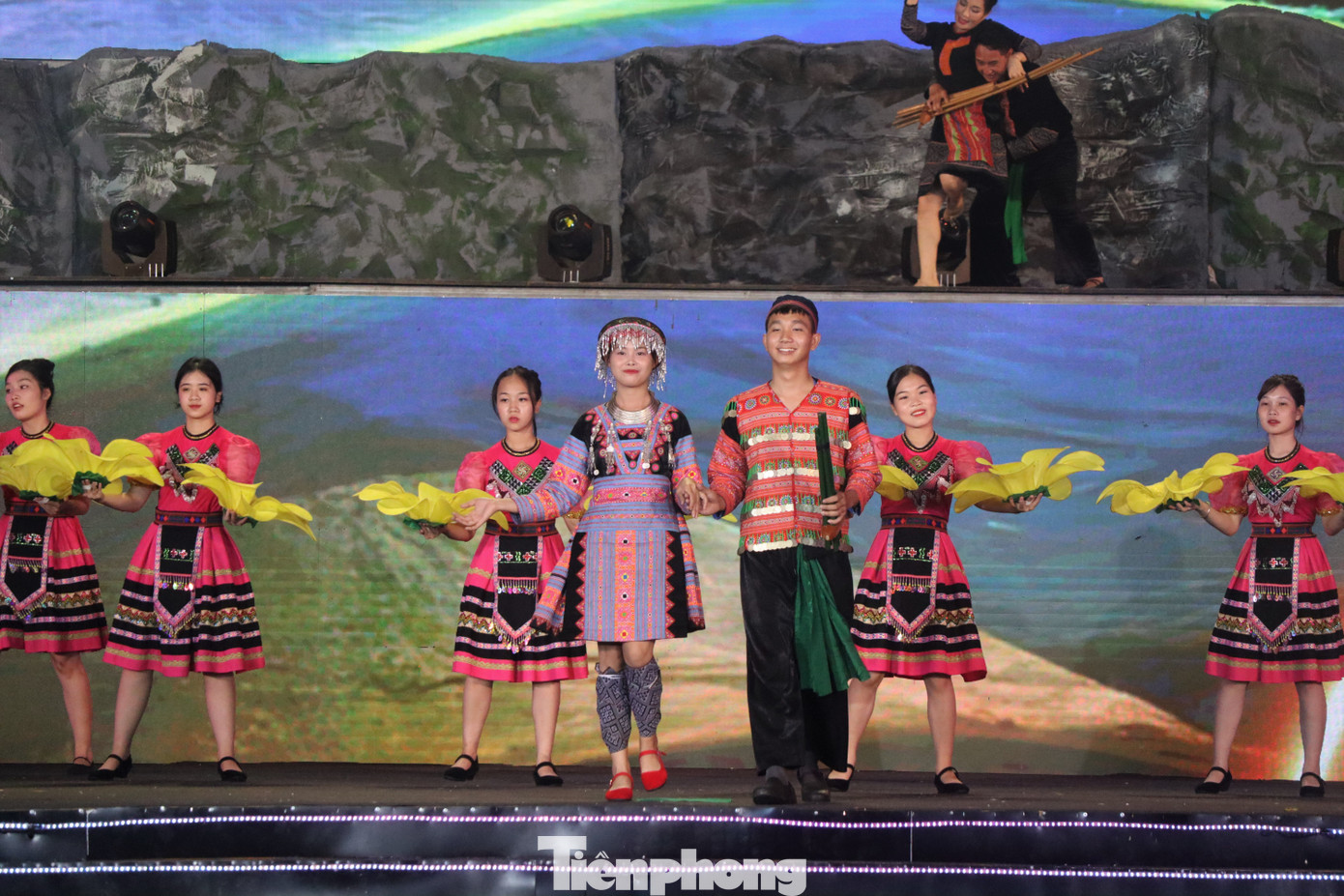 Trang phục truyền thống của người Mông tỉnh Hòa Bình được sử dụng nhiều kỹ thuật thủ công và kỹ thuật tạo hình hoa văn độc đáo. Đó là kỹ thuật thêu, dệt, ghép vải, ghép kim loại, kỹ thuật in sáp ong. Sự phong phú về kỹ thuật không chỉ phản ánh giá trị của trang phục mà còn phản ánh trình độ sáng tạo, kỹ thuật thủ công và khả năng thẩm mỹ.