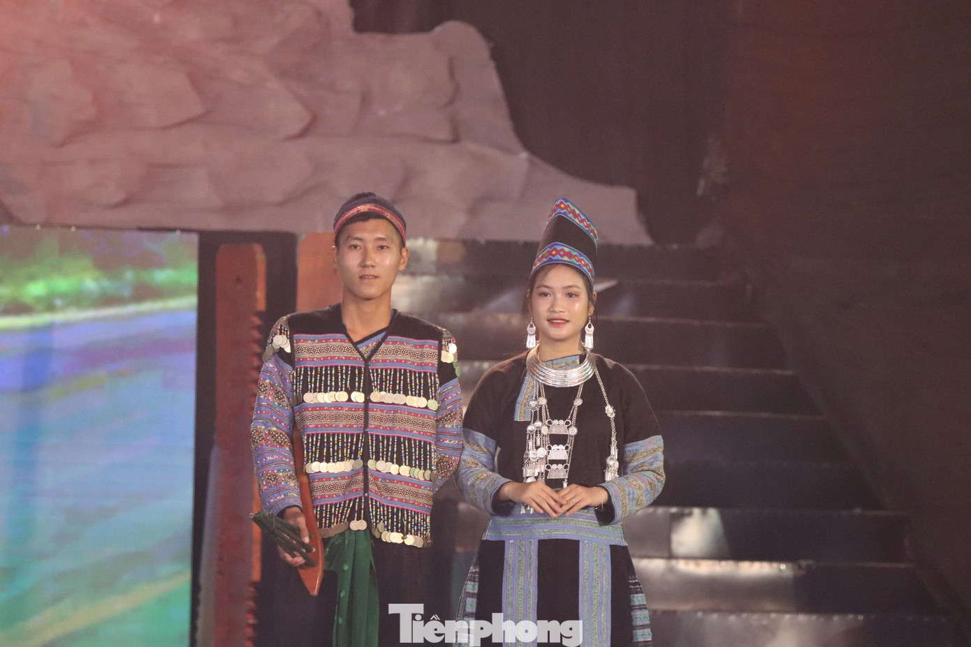 Trang phục truyền thống của người Mông tỉnh Hòa Bình được sử dụng nhiều kỹ thuật thủ công và kỹ thuật tạo hình hoa văn độc đáo. Đó là kỹ thuật thêu, dệt, ghép vải, ghép kim loại, kỹ thuật in sáp ong. Sự phong phú về kỹ thuật không chỉ phản ánh giá trị của trang phục mà còn phản ánh trình độ sáng tạo, kỹ thuật thủ công và khả năng thẩm mỹ.