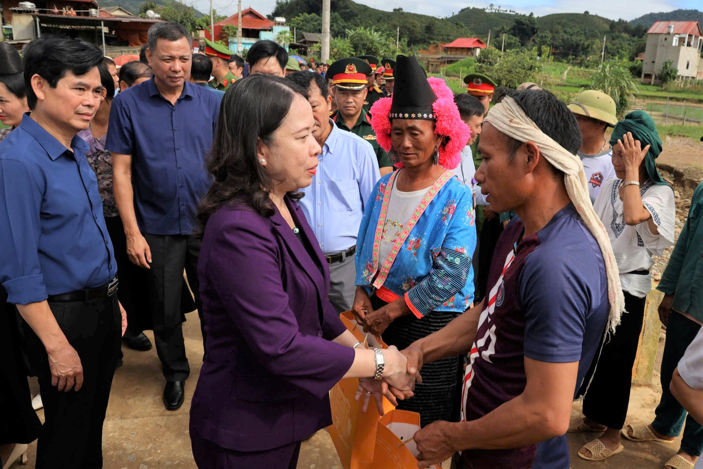 Phó Chủ tịch nước thăm hỏi, tặng quà người dân bị ảnh hưởng do mưa lũ. Ảnh: Quốc Tuấn.