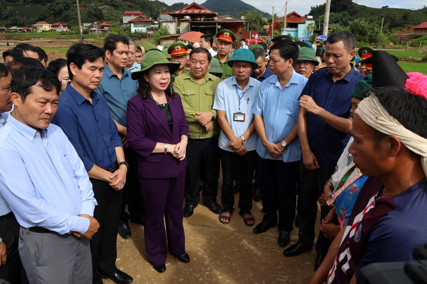 Phó Chủ tịch nước Võ Thị Ánh Xuân kiểm tra tình hình thiệt hại, công tác khắc phục hậu quả do mưa lũ. Ảnh: Quốc Tuấn.