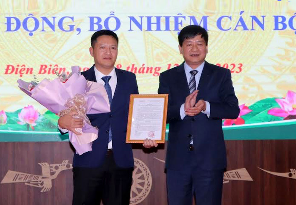 Chủ tịch UBND tỉnh trao quyết định điều động và bổ nhiệm cho ông Nguyễn Văn Hưng. Ảnh: Văn Tâm. Chủ tịch UBND tỉnh trao quyết định điều động và bổ nhiệm cho ông Nguyễn Văn Hưng. Ảnh: Văn Tâm.